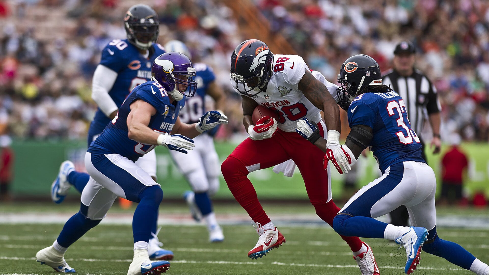 佩纳罗尔锋线对抗国民队防线，佩纳罗尔特别球衣