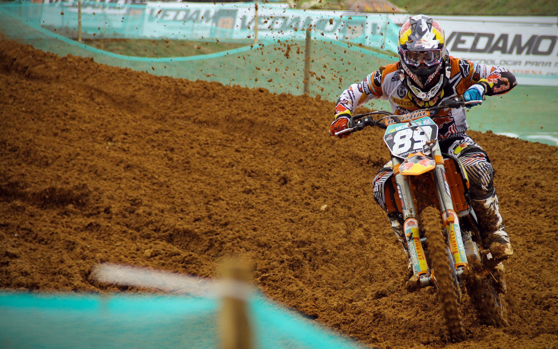 国际足球赛事中球员们努力奋斗，为胜利而战，国际足联对足球运动员规划规则