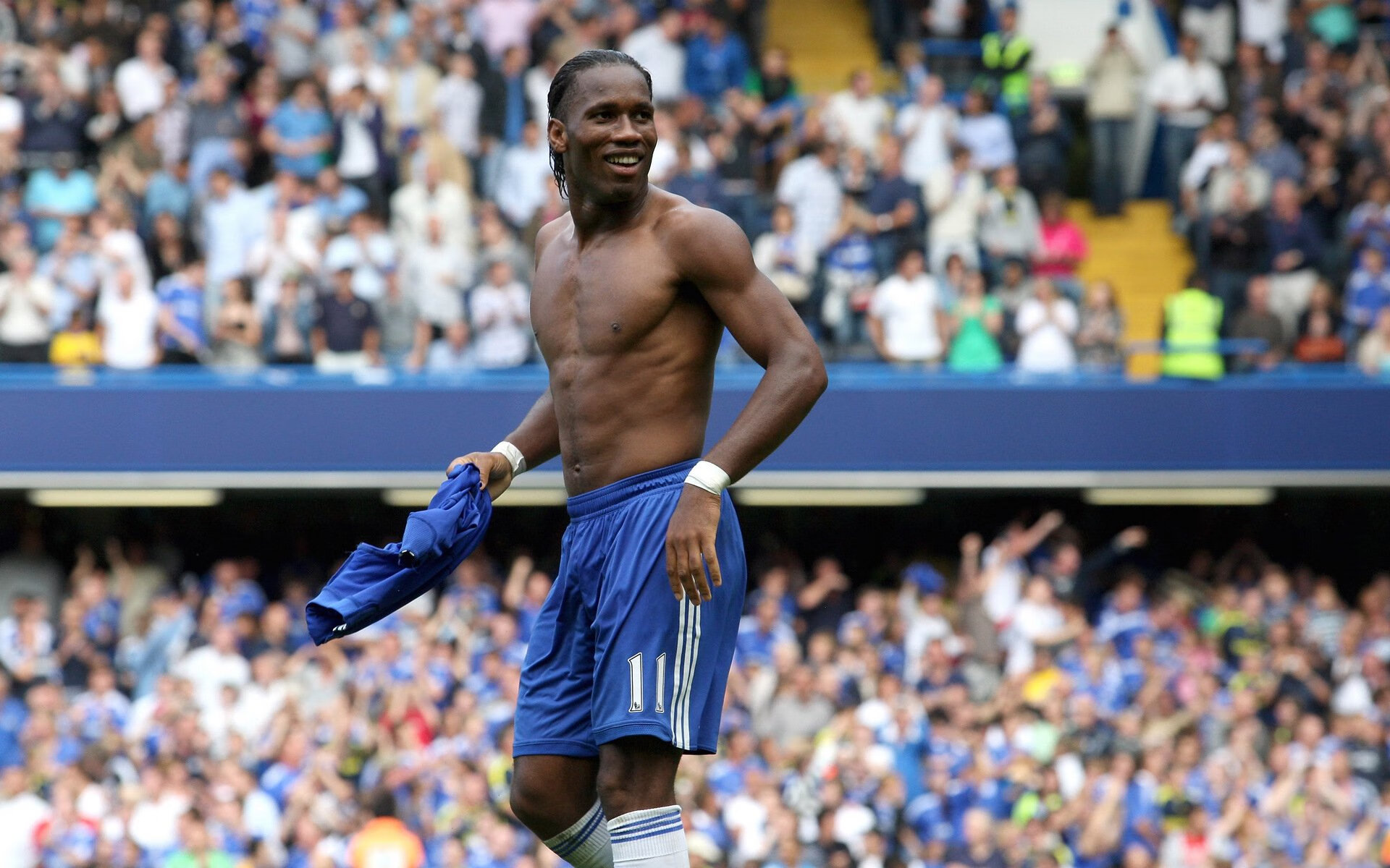 法国橄榄球队在主场表现出色，获得季军，法国橄榄球队拍摄